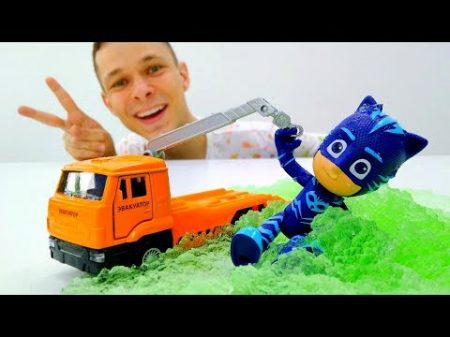 Герои в Масках Эвакуатор помогает Кэтбою! Видео с машинками