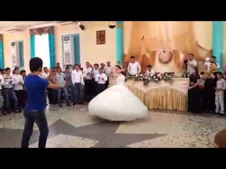 Невеста танцует очень красиво