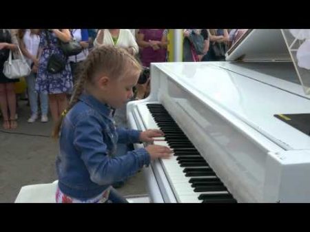 К свободному роялю в Минске выстроилась очередь желающих сыграть любимое произведение