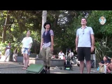 Японский уличный фокусник Невероятный фокус с вилками