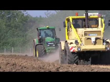 Russischer K700 John Deere Traktor pflügen Russian Tractor plowing