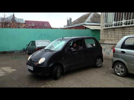 девушка выезжает со двора