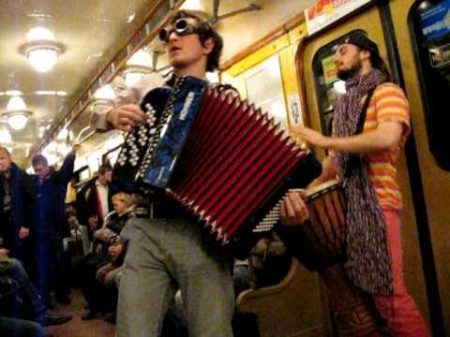 Музыканты в вагоне питерского метро