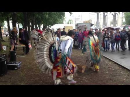 Индейцы поют и танцуют