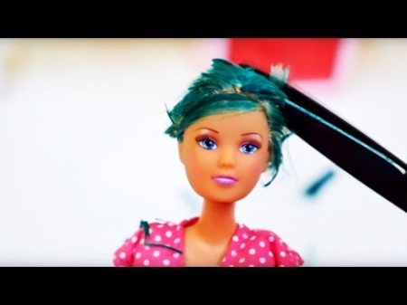 Барби в салоне красоты стрижка налысо Видео для девочек