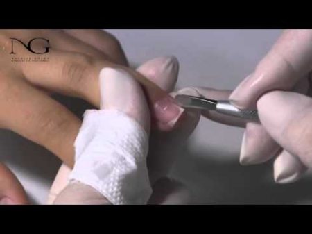 Как обрезать кутикулу накожницами How to cut the cuticle