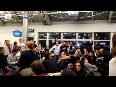 ГРУЗИНЫ ПОЮТ В КИЕВЕ В АЭРОПОРТУ Georgian national songs in Kiev airport 4