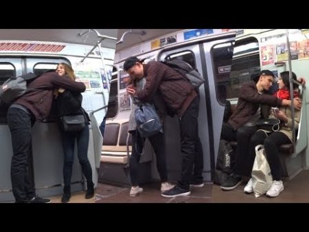 ПРАНК ОБНИМАЮ ДЕВУШЕК В МЕТРО HUGS With Strangers in the Subway