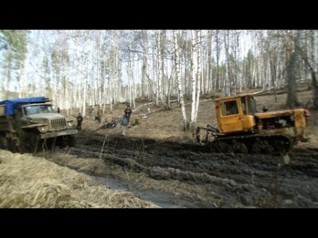 Tractor DT 75 pulls the truck out of the mud Ural 5557 Трактор ДТ 75 вытаскивает Урал 5557
