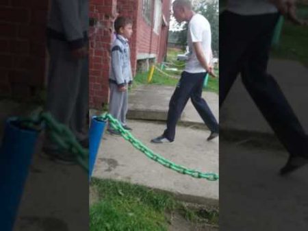 Ребёнок борется за право играть в прятки