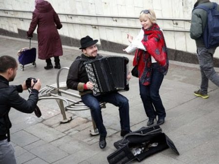 Russian famous accordion player earned more playing in metro than American famous violinist! БАЯН!