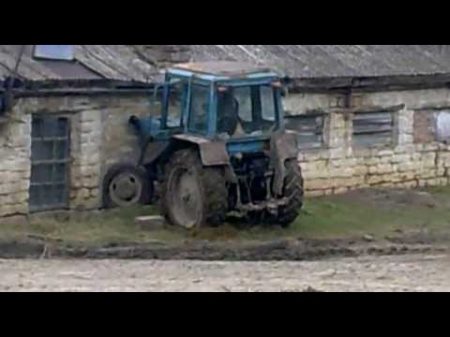 Трактор против здания
