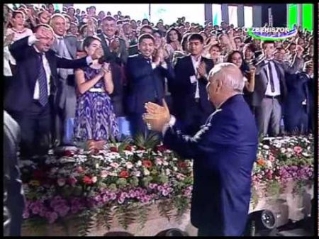 Ислам Каримов танцует во время концерта в честь Дня независимости в Ташкенте