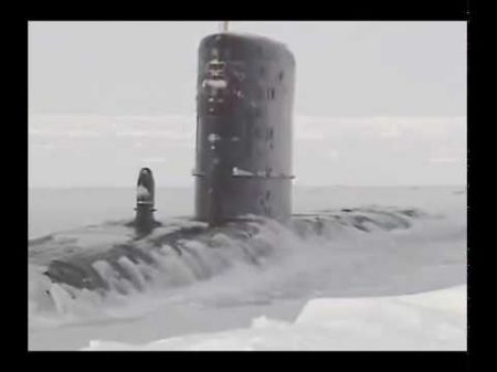 Впечатляющее зрелище всплытия подводных лодок из подо льда