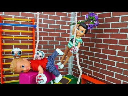 ТАНЕЦ ПОДАРОК! НА УРОКЕ ФИЗКУЛЬТУРЫ Школа Барби Играем в куклы
