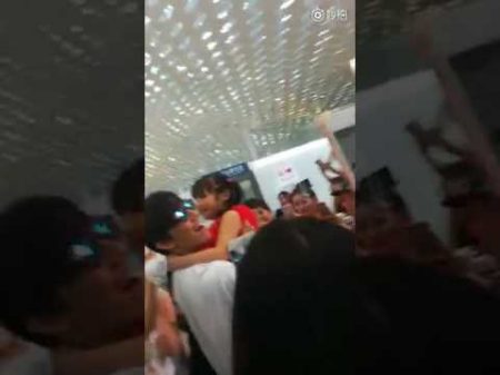 Димаш улетает аэропорт Шеньчжень девочка подбежала обнять на прощанье