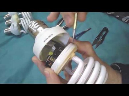 Как отремонтировать лампочку экономку с помощью отвёртки