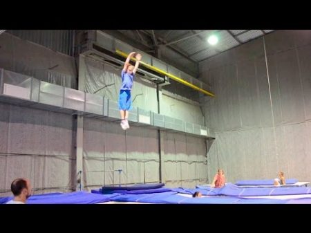 Трюки на батуте 6 летний трюкач Кучеренко Андрей Kucherenko A 6 years old trampoline tricks