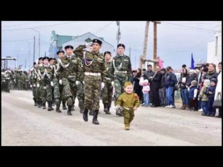 В Якутии двухлетний Артур возглавил Парад Победы
