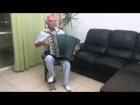 Рафаилов Рафой играет для внуков в Израиле