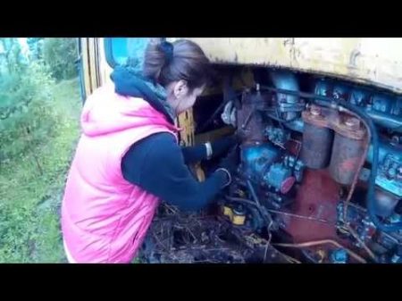 ДТ 75 Женский день Russian girl starts tractor
