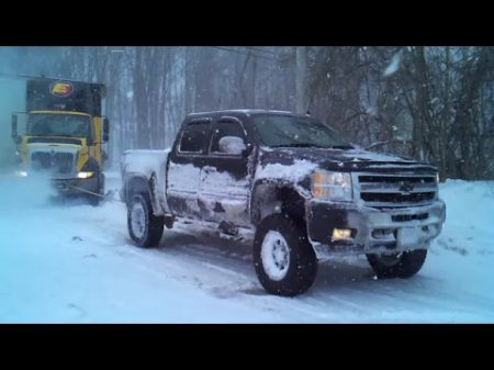 Мощь американских пикапов в действии Truck Pulls Stuck Semi Compilation