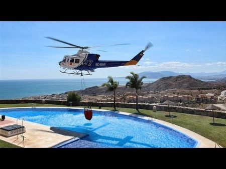 Пилоты пожарных вертолетов филигранно набирают воду в бассейнах Helicopter Takes Water from Pool