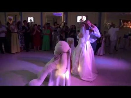 Папа поет для дочери на свадьбе