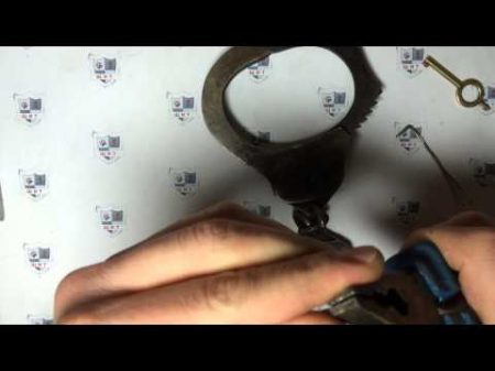 Как открыть наручники