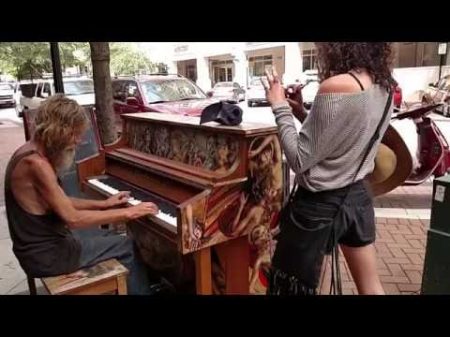 Бездомный подошел к фортепиано и началось волшебство!