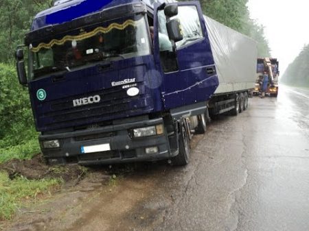 Грузовой эвакуатор IVECO в кювете