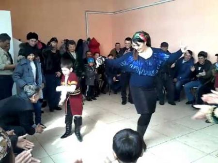 Казах от души танцует лезгинку