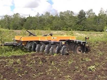 Дисковая борона Versatile SD1050 4 3м c трактором Buhler Versatile RC305