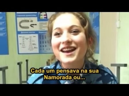 Menina russa em traje militar Quando estávamos na guerra Когда мы были на войне