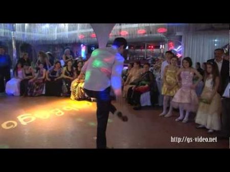 Крутые цыганские танцы парни показывают класс