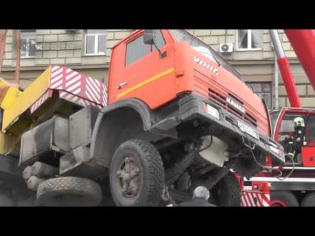 Перевернувшийся автокран на Кутузовском проспекте вернули на колеса спустя несколько часов спасатель