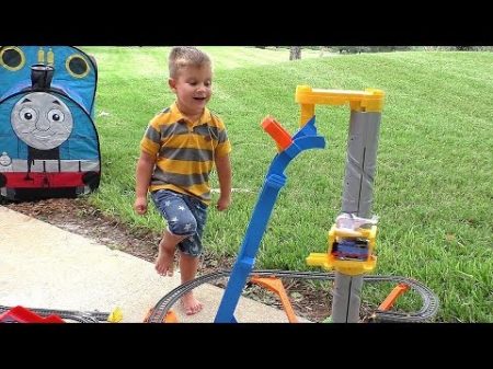 Рома играет с Паровозиком Томас видео для детей Roma plays with a toy train Thomas