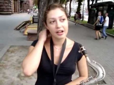 Киевлянка классно играет на саксофоне