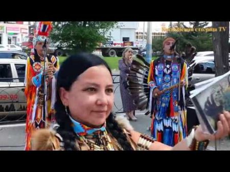 Индейцы из Эквадора играют на национальных инструментах на улицах Астрахани