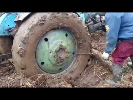 Трактор Т40 вытаскивает застрявший Уаз и сам садится