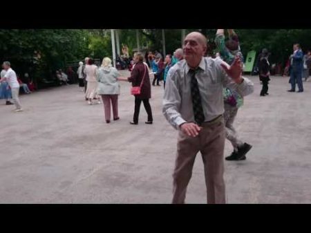 Дедушка танцует молодые так не смогут!!!