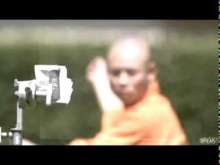 Шаолиньский монах бросает иголку через стекло