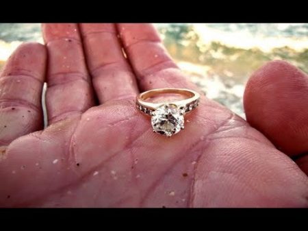 Гуляя по пляжу девушка нашла золотое кольцо То что произошло потом просто невероятно!