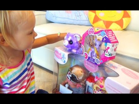 Алиса выбирает и покупает игрушки Alice buys toys at the baby store