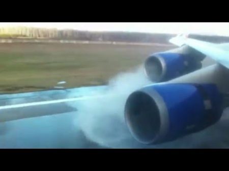 Посадка самолета при сильном боковом ветре Landing in a storm Moscow а п Домодедово Boeing 747
