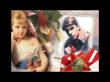 Голубые береты дочка с папой говорит у портрета стоя