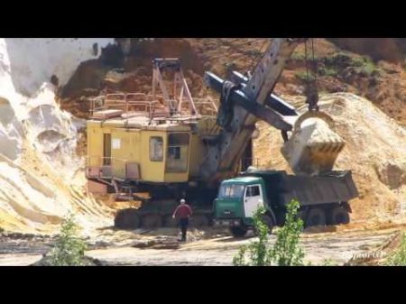 EKG 5 shovel loads dump trucks in sand quarry ЭКГ 5 загружает самосвалы песком