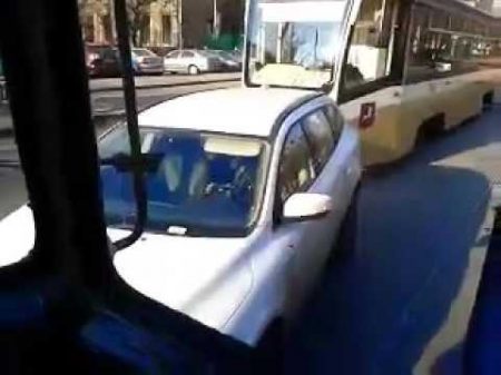 Трамвай против авто леди