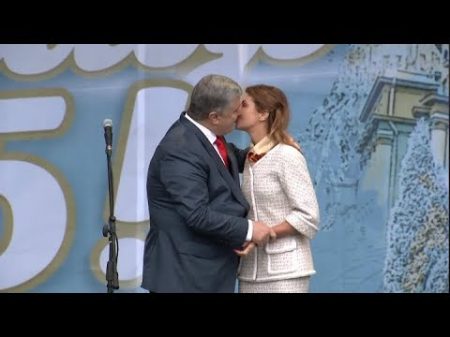 Бухой Порошенко полез целоваться прямо со сцены