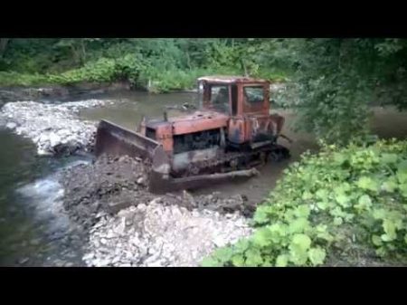 ДТ 75 прудит реку Russian tractor rides in the river